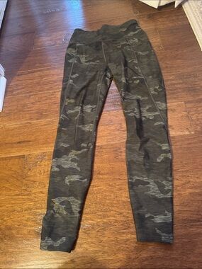 Athletic Works Olive Camo High-Rise Leggings With Pockets Size S